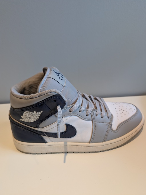 Air Jordan 1 Mid 'Wolf Grey & Midnight Navy' (2024)