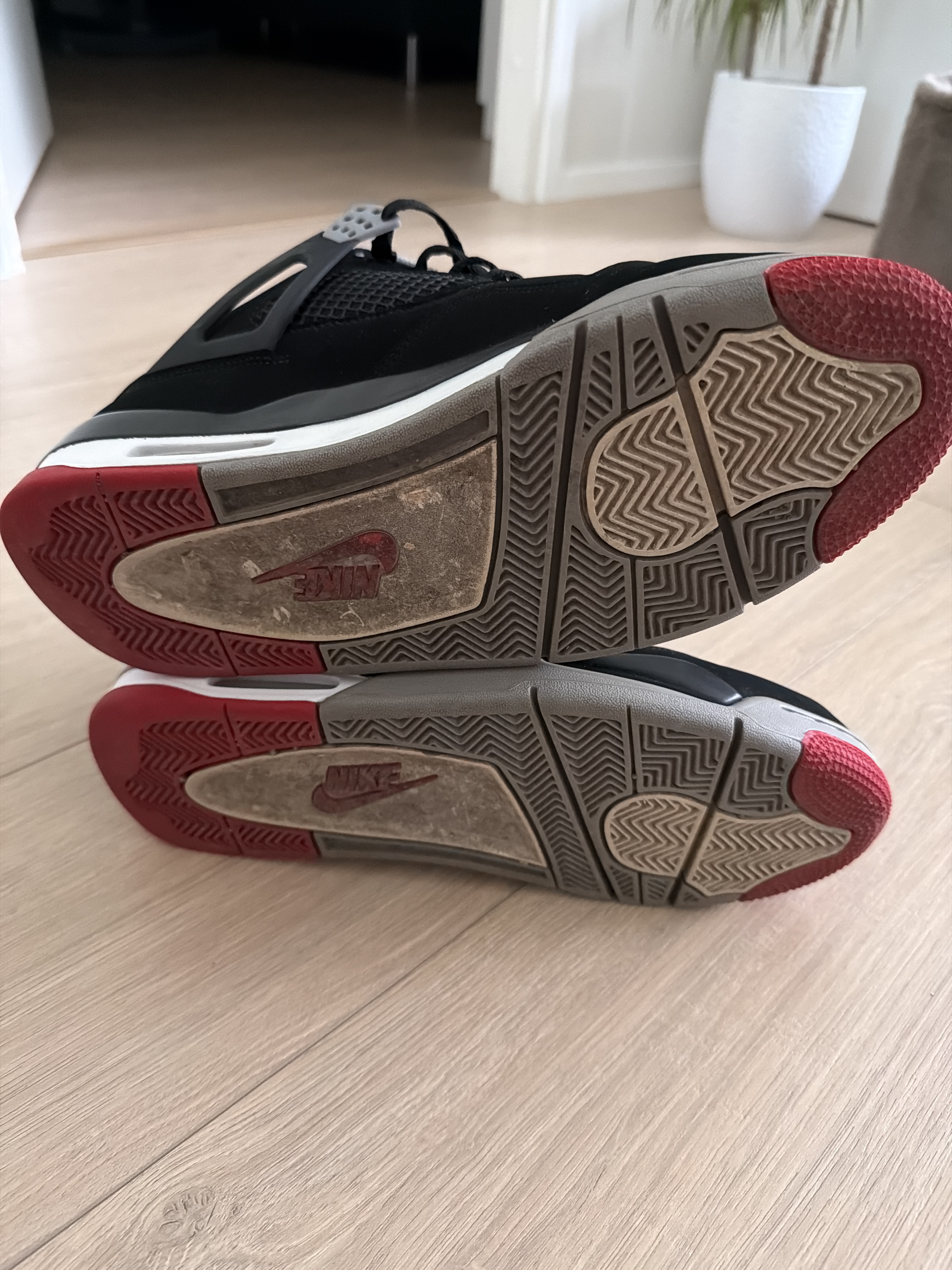 Air Jordan 4 Retro 'Bred' (2019) photo 5