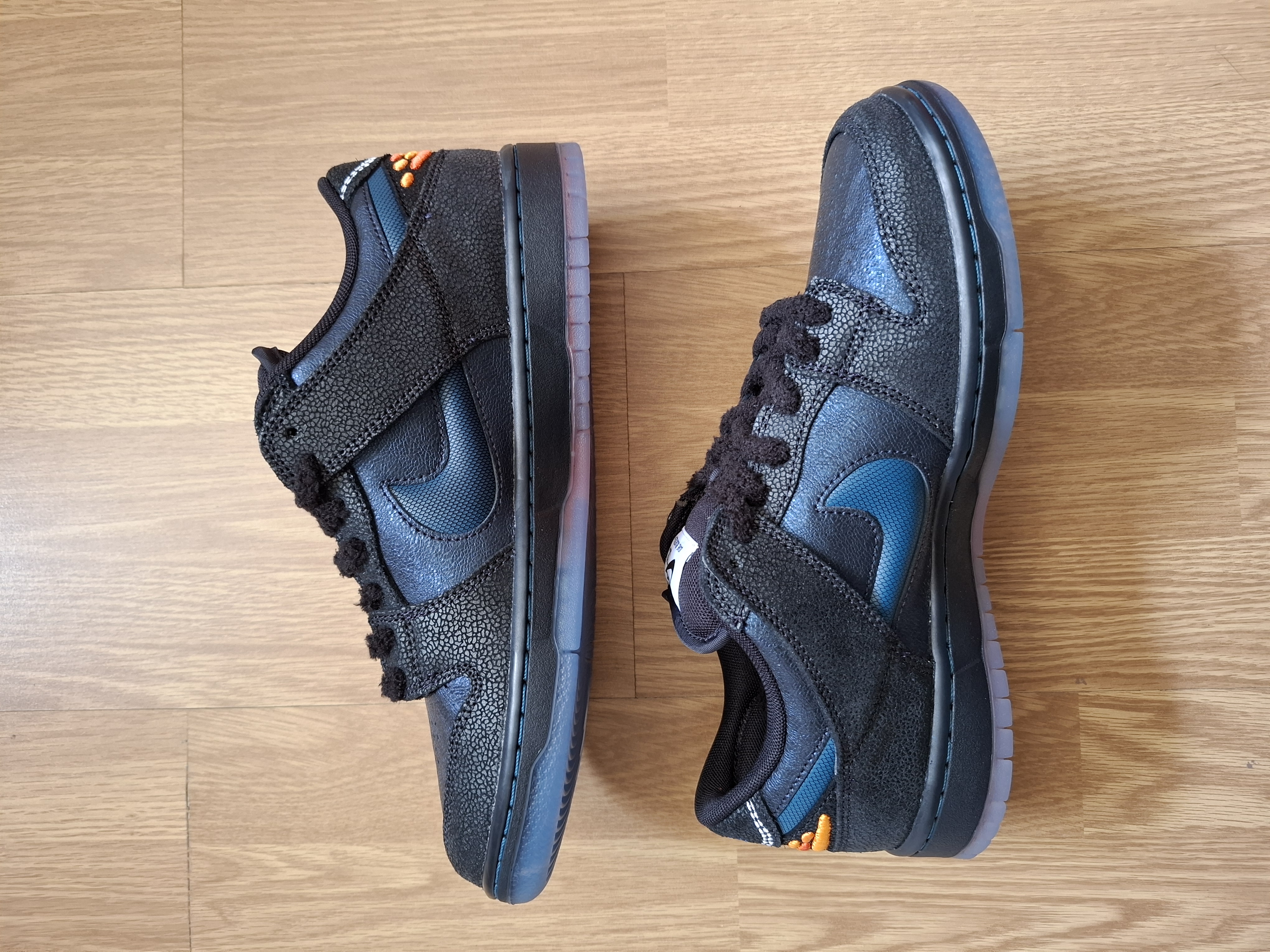 Nike SB x Bluetile Dunk Low 'Pitch Blue & Black' (2026) photo 2