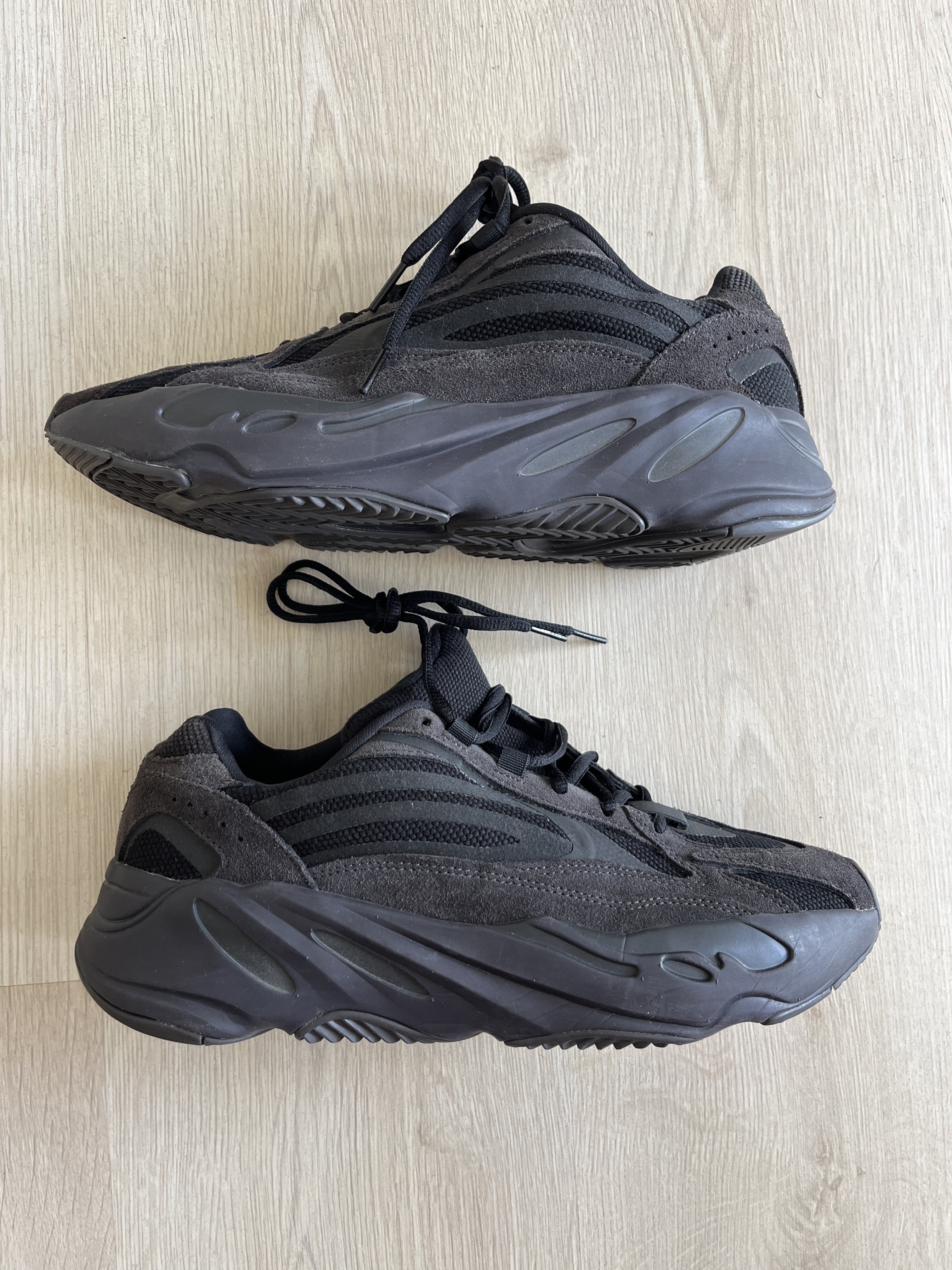 Yeezy Boost 700 V2 'Vanta' (2019) photo 1