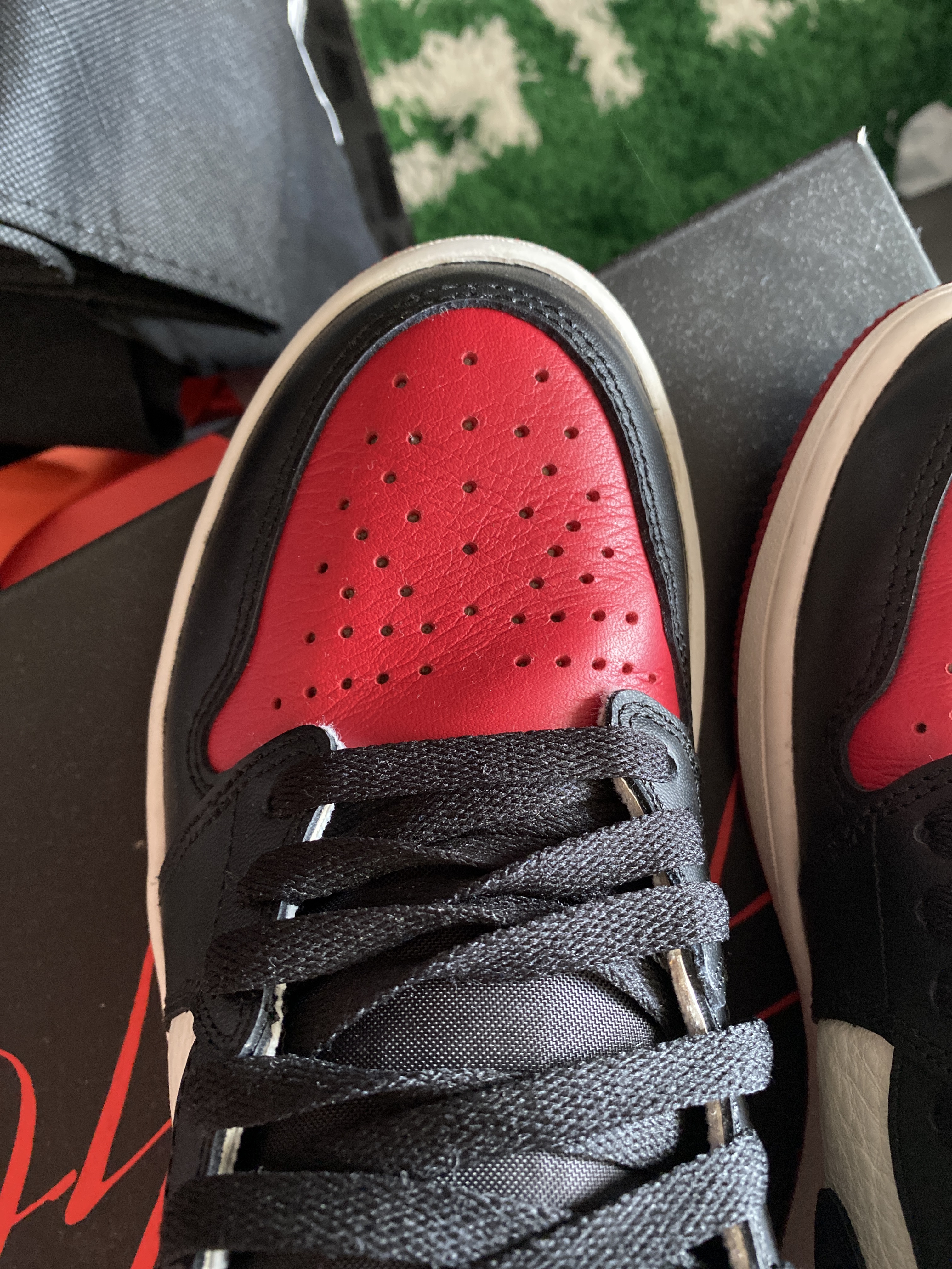 Air Jordan 1 Retro High 'Bred Toe' (2018) photo 3