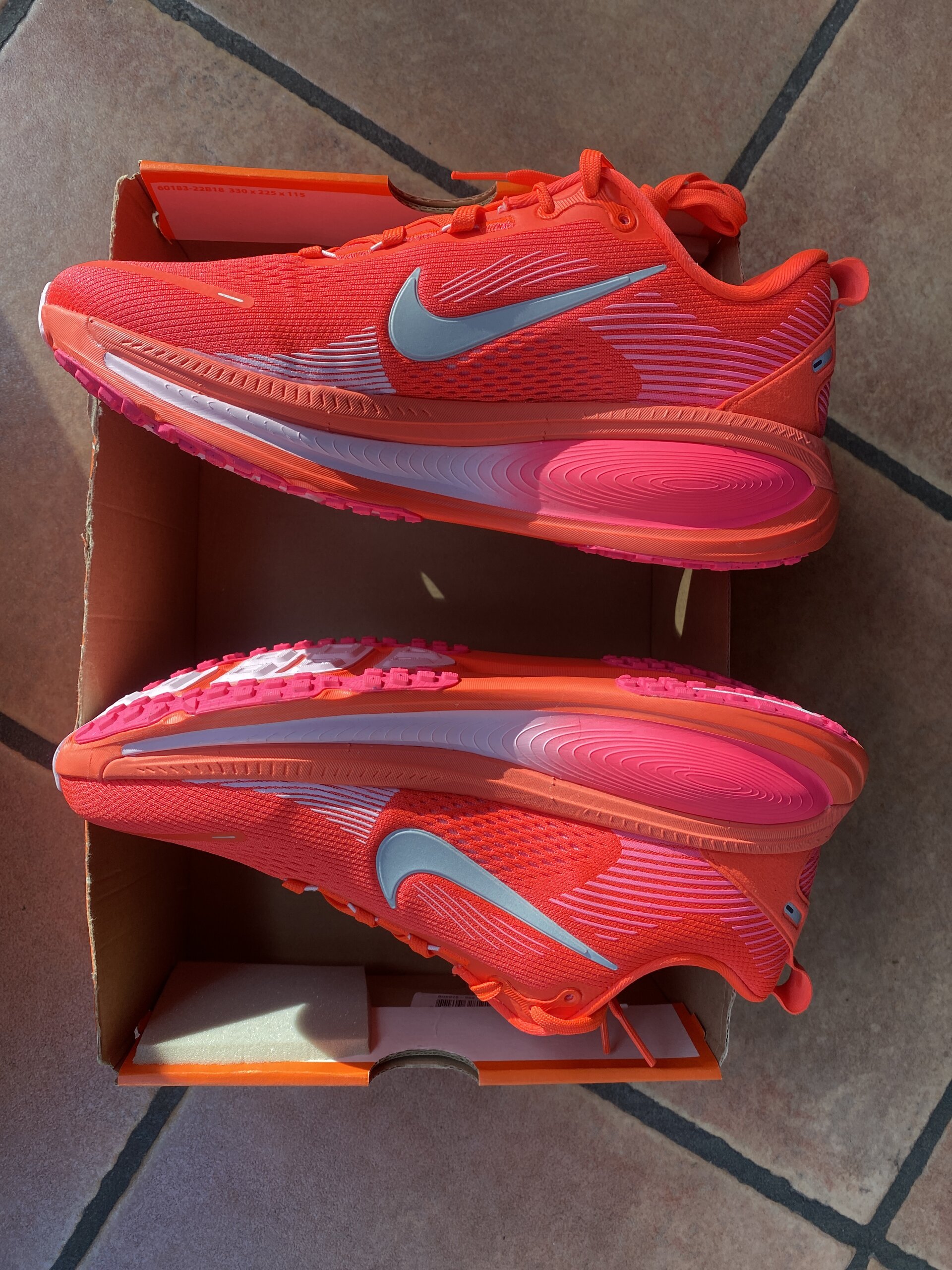 Nike Vomero 18 'Bright Crimson' (2025) photo 2