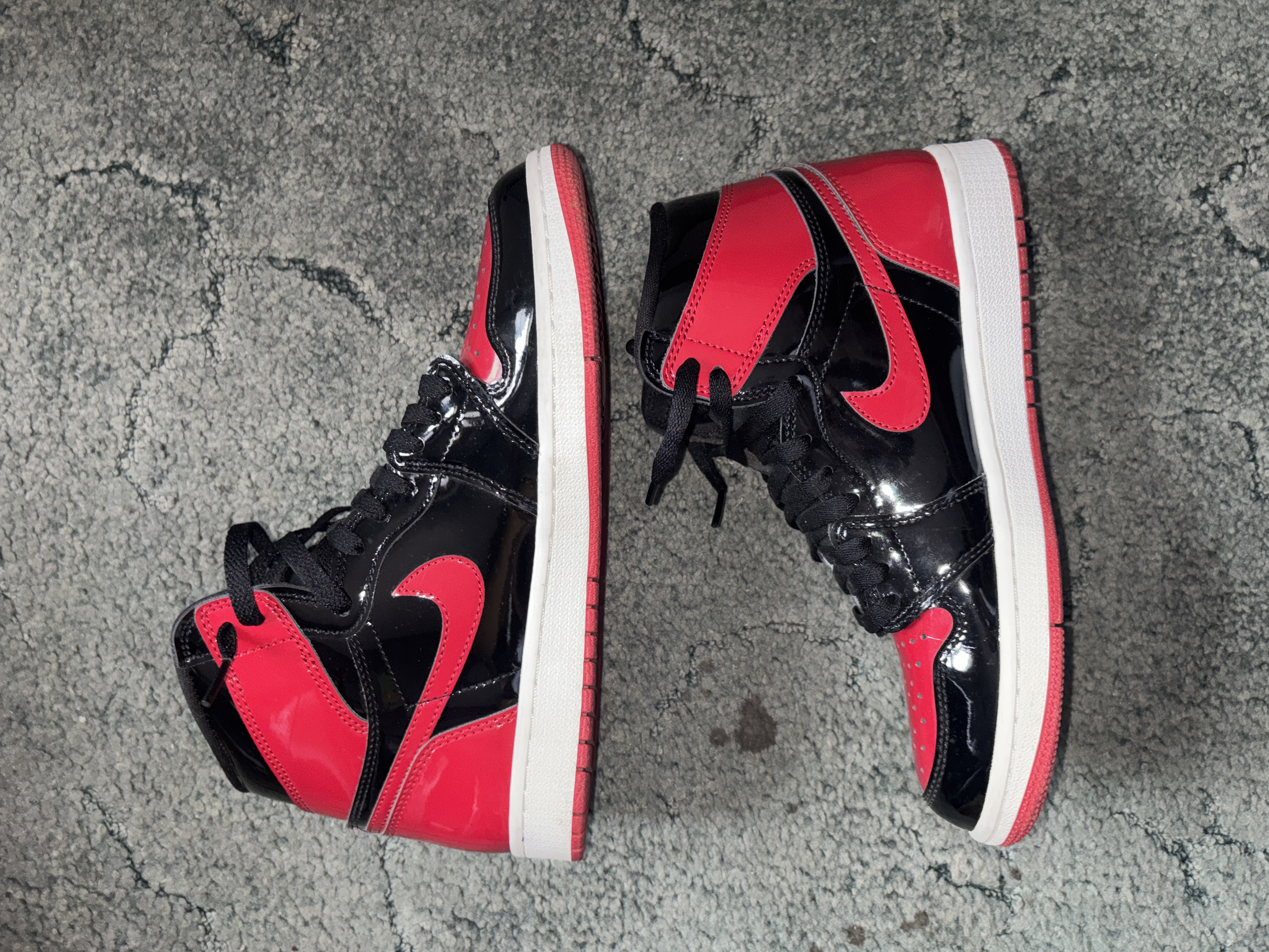 Air Jordan 1 Retro High OG 'Bred Patent' (2021) photo 2