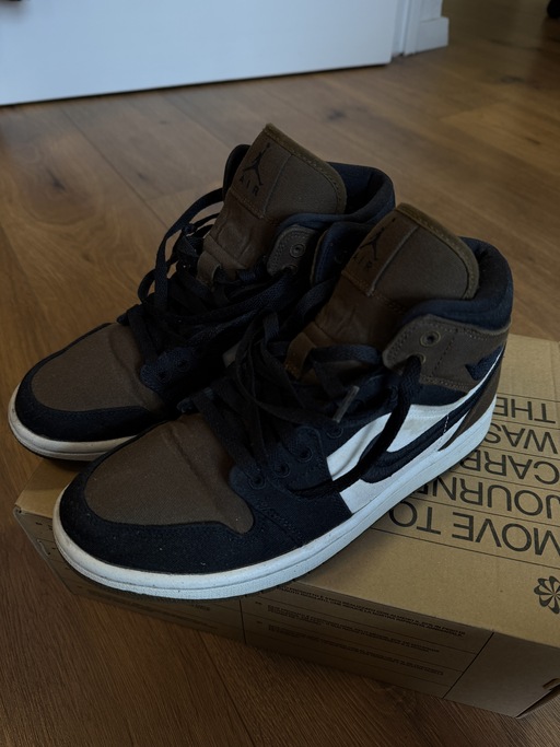 Air Jordan 1 Mid SE WMNS Olive Toe (2022)