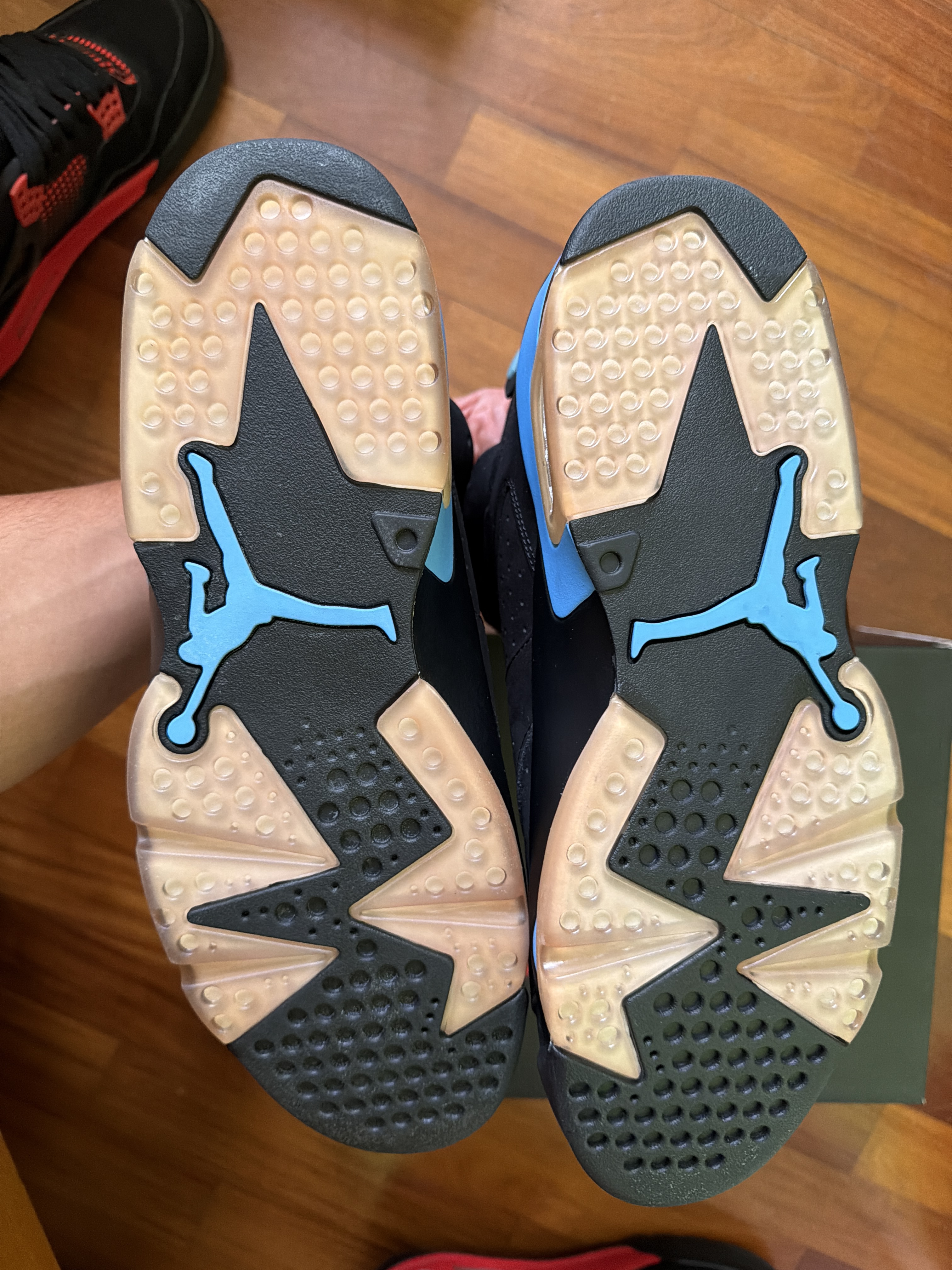 Air Jordan 6 'UNC' (2017) photo 5