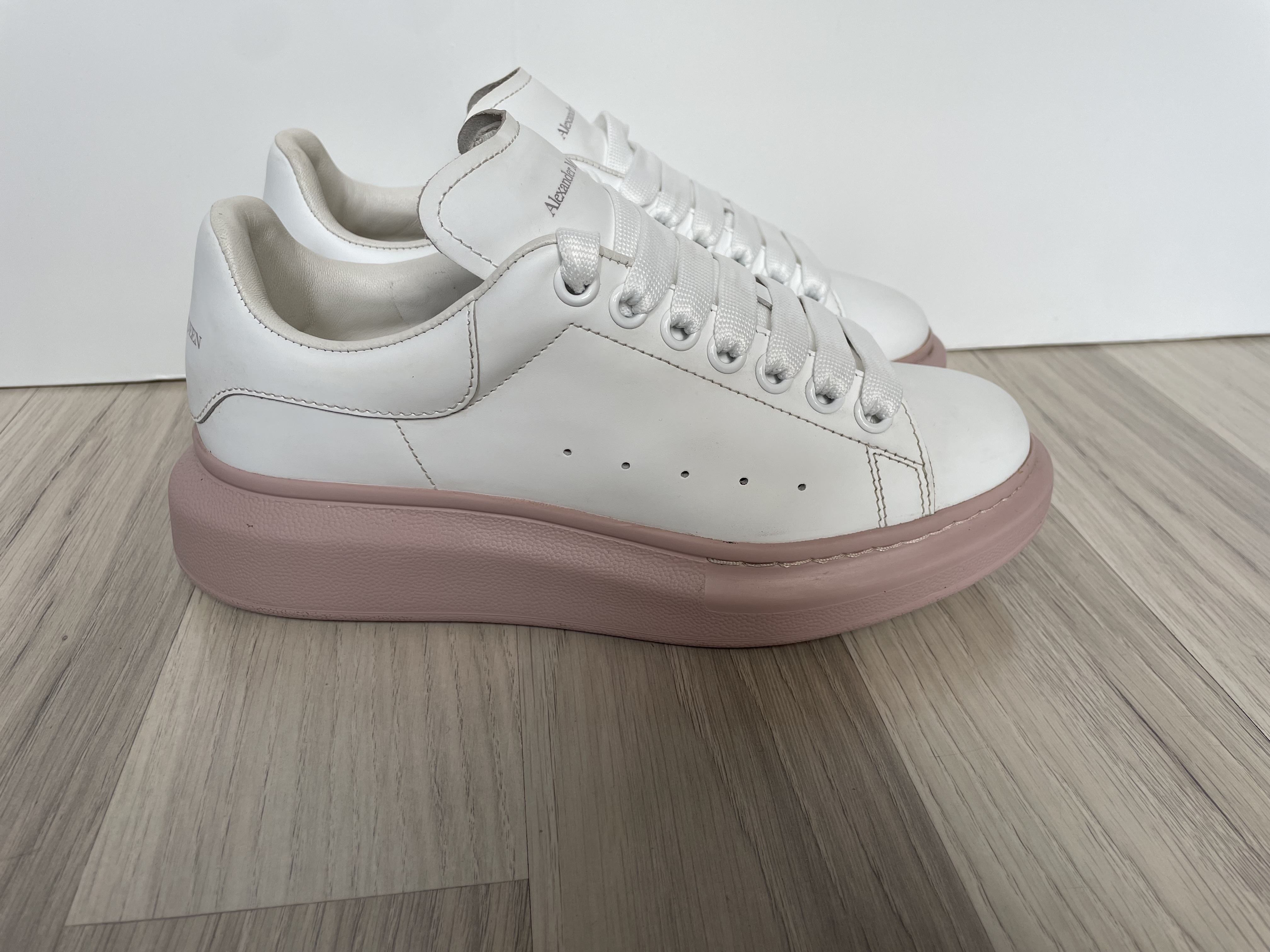 Luxury Alexander McQueen Oversized White photo 2