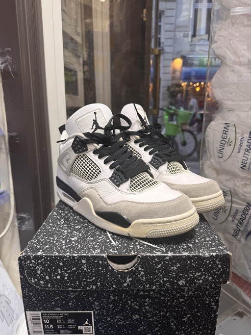 Air Jordan 4 'Military Black' (2022)