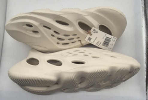 Yeezy Foam Runner 'Sand' (2022) photo 1