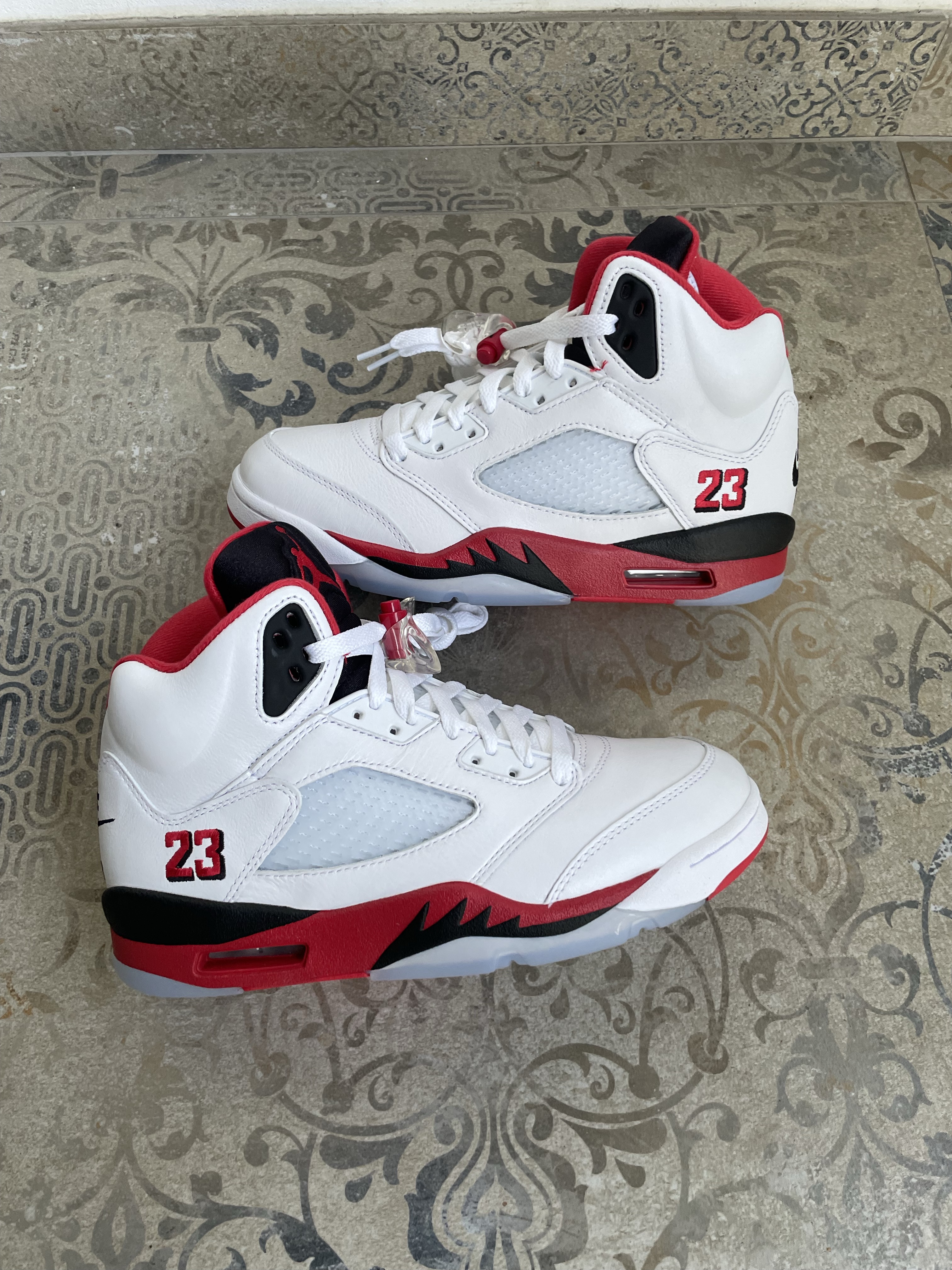 Air Jordan 5 OG 'Fire Red Black Tongue' (2025) photo 1
