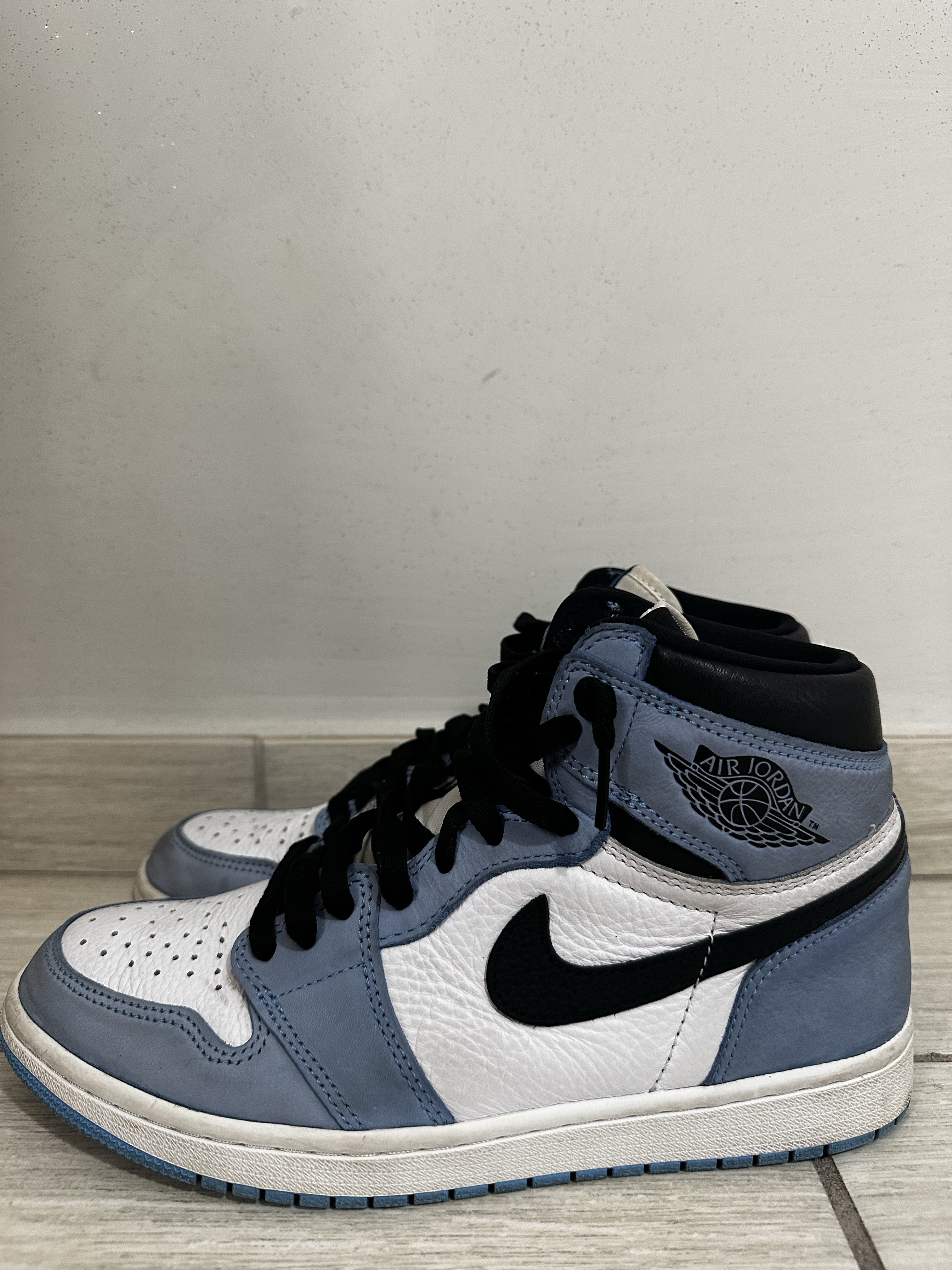 Air Jordan 1 Retro High 'White University Blue' (2021) photo 2