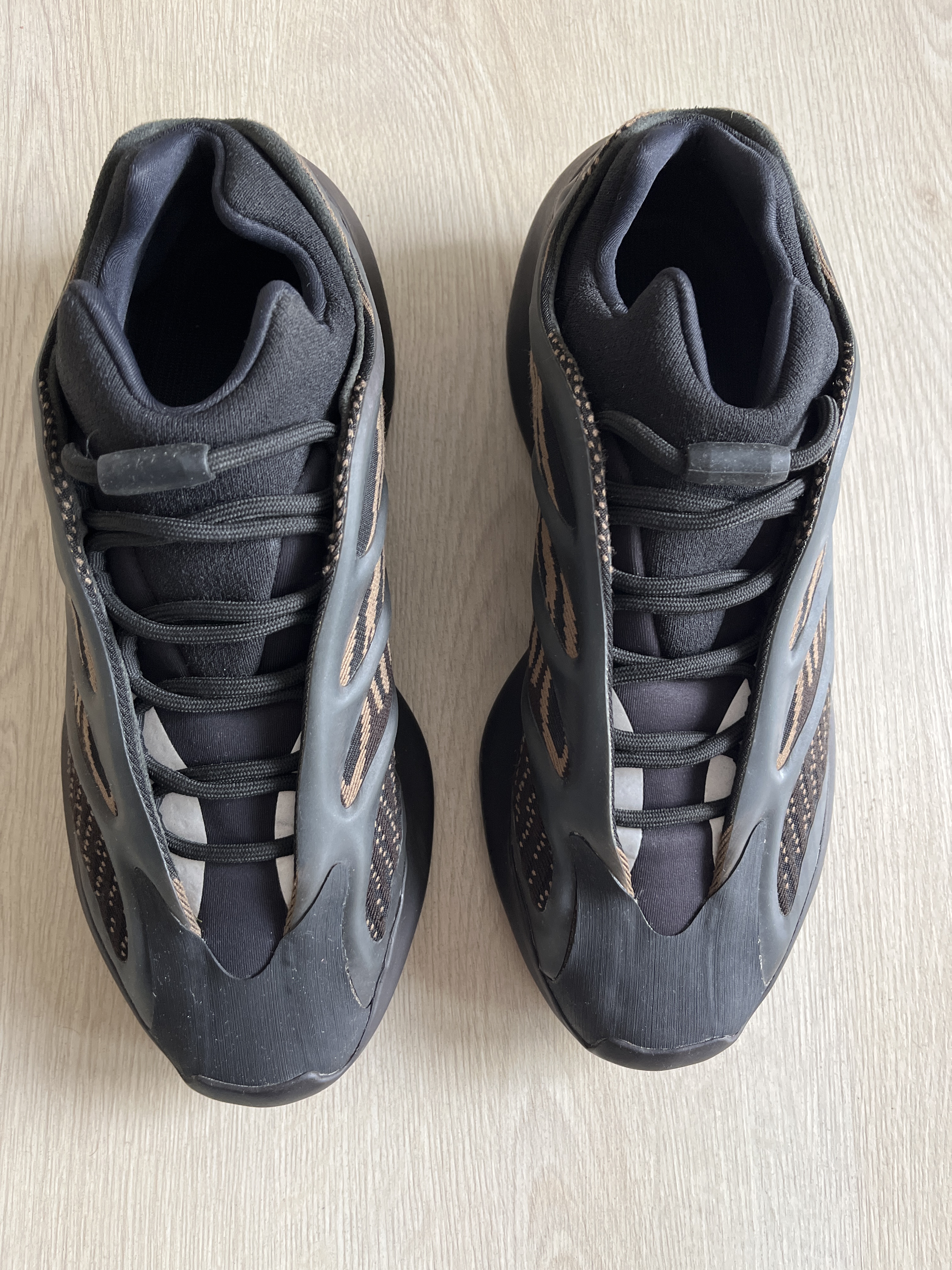 Yeezy 700 V3 'Clay Brown' (2020) photo 3