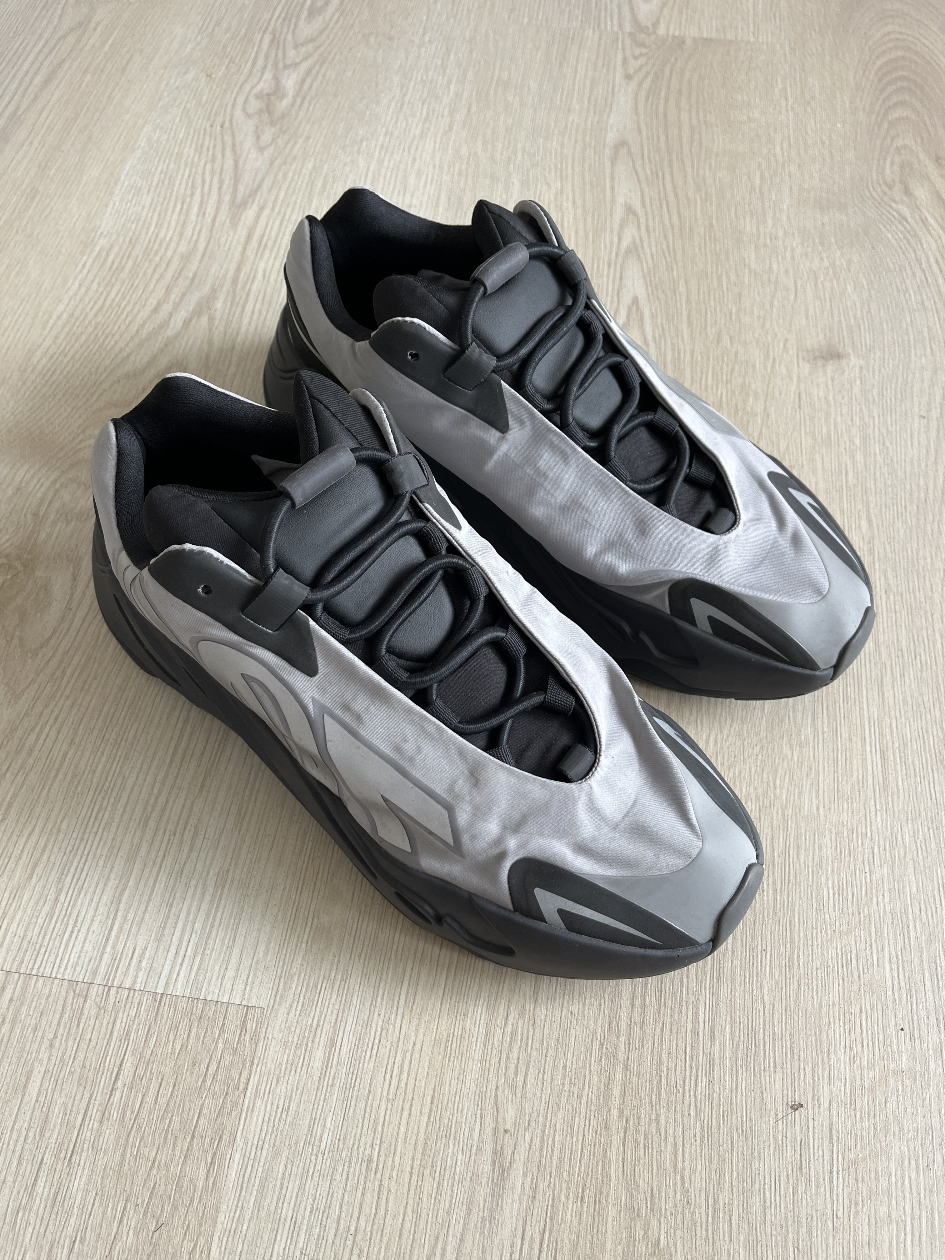 Yeezy Boost 700 MNVN 'Metallic' photo 7