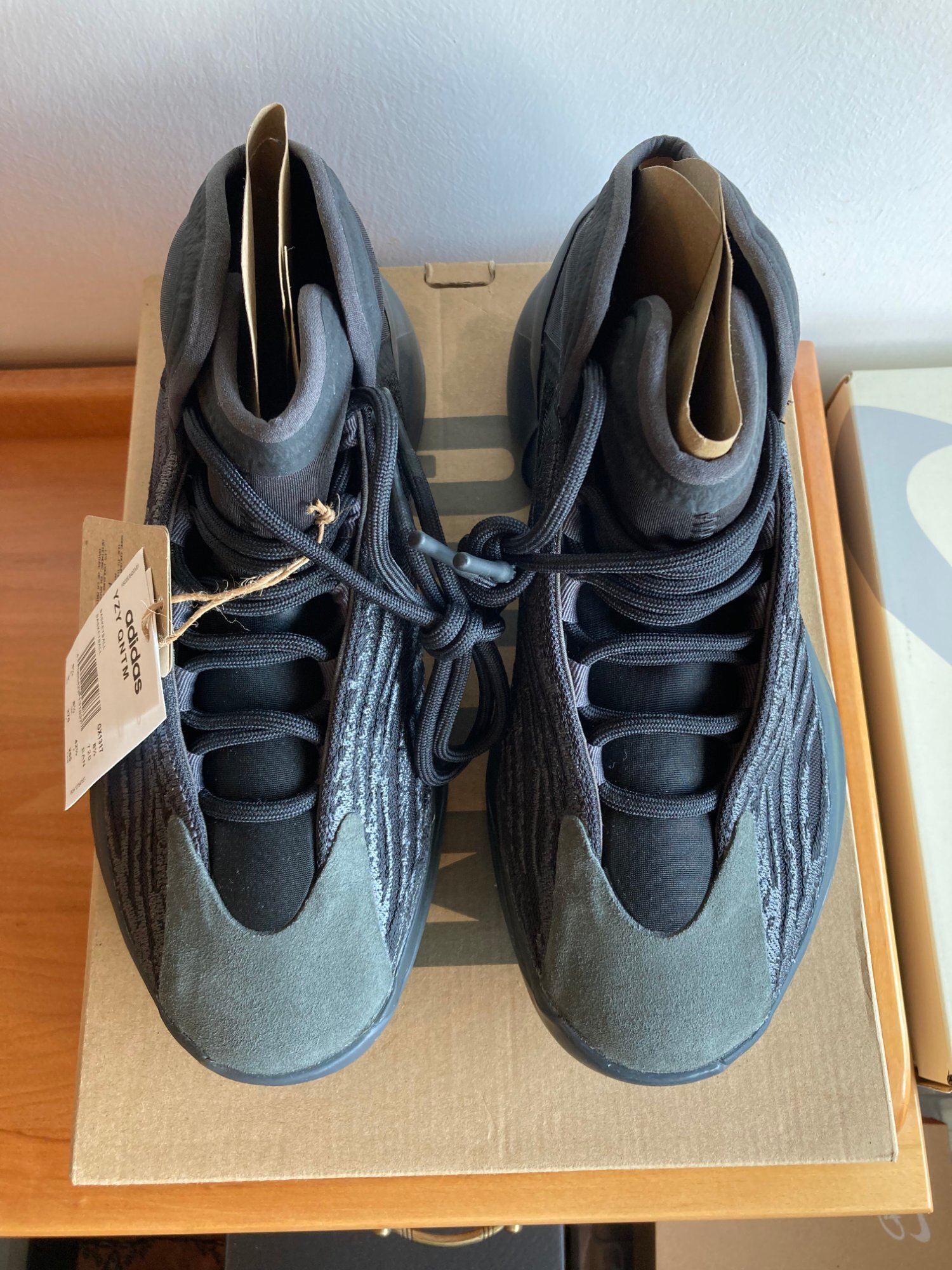 Yeezy QNTM Onyx (2021) photo 2