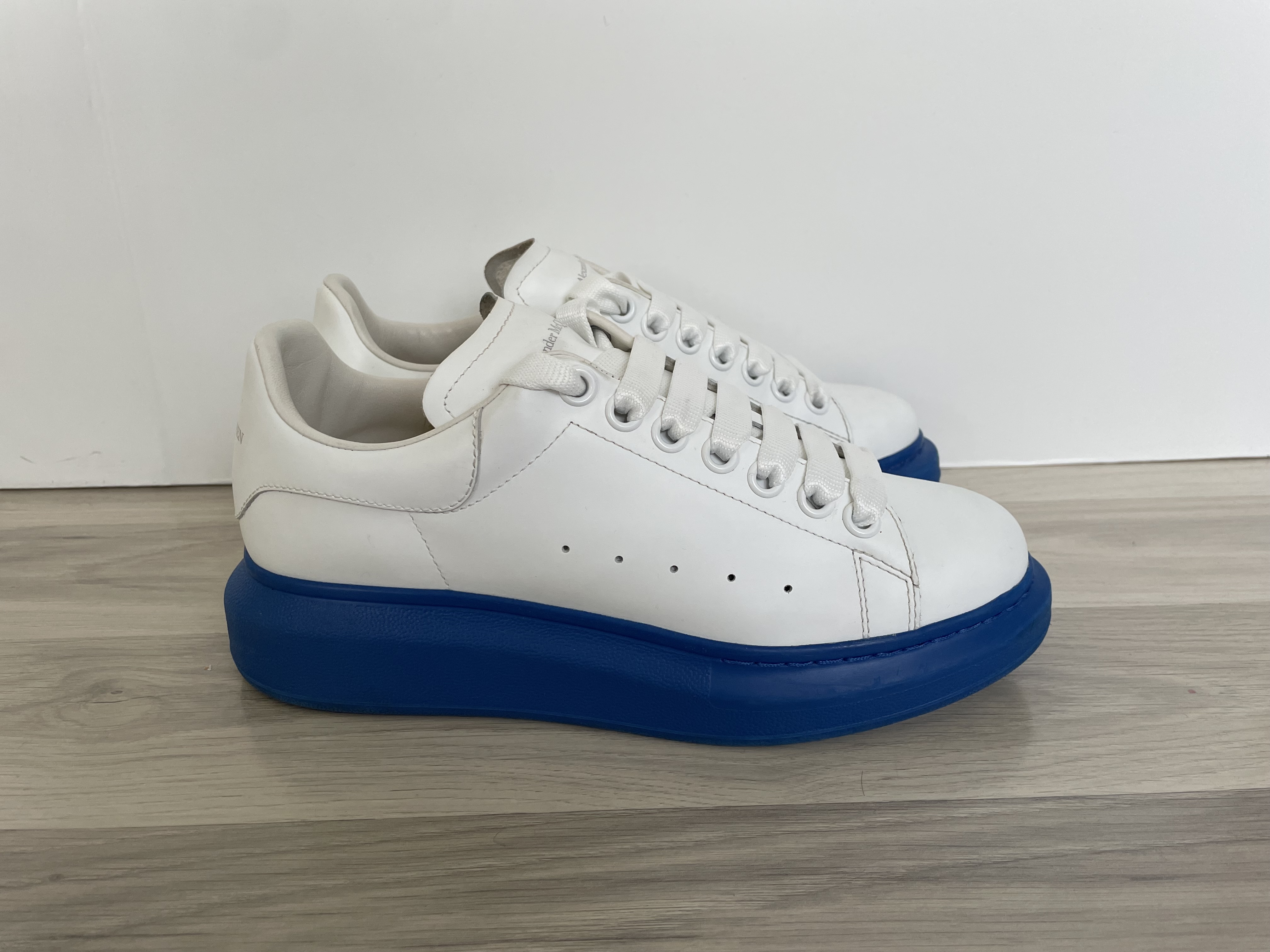 Luxury Alexander McQueen Oversized White photo 2