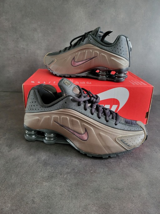 Nike Shox R4 WMNS 'Ironstone Off Noir' (2025)