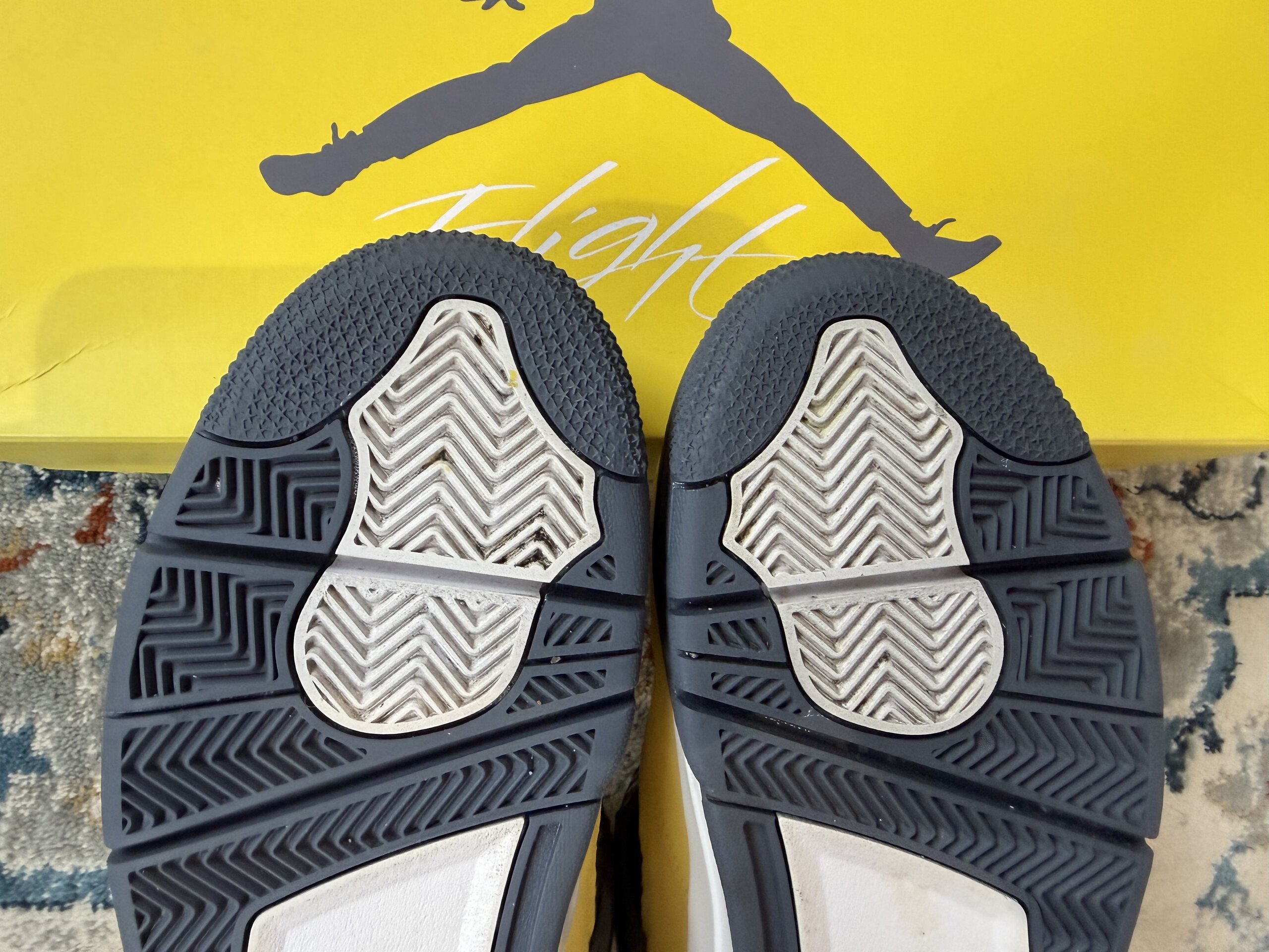 Air Jordan 4 Retro 'Lightning' (2021) photo 9