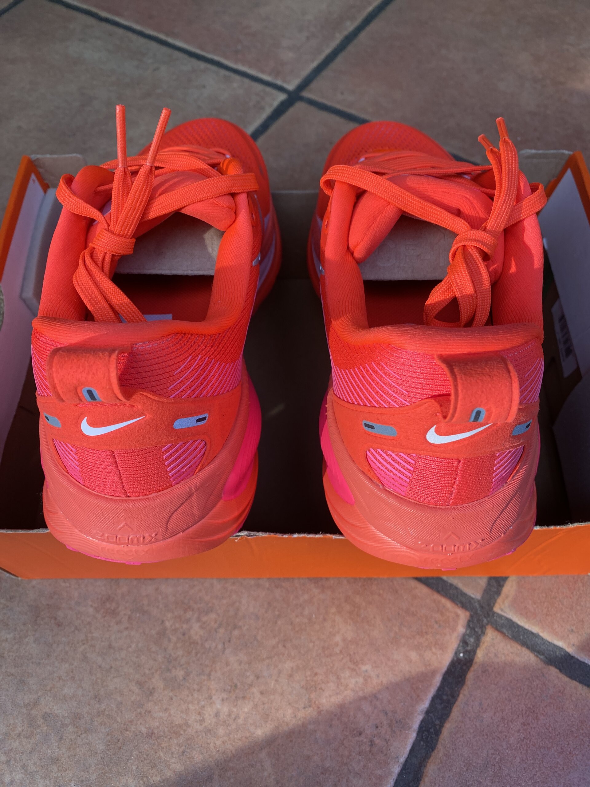 Nike Vomero 18 'Bright Crimson' (2025) photo 4