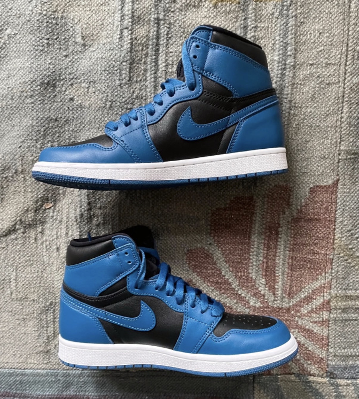 Air Jordan 1 Retro High OG 'Dark Marina Blue' (2022) photo 2