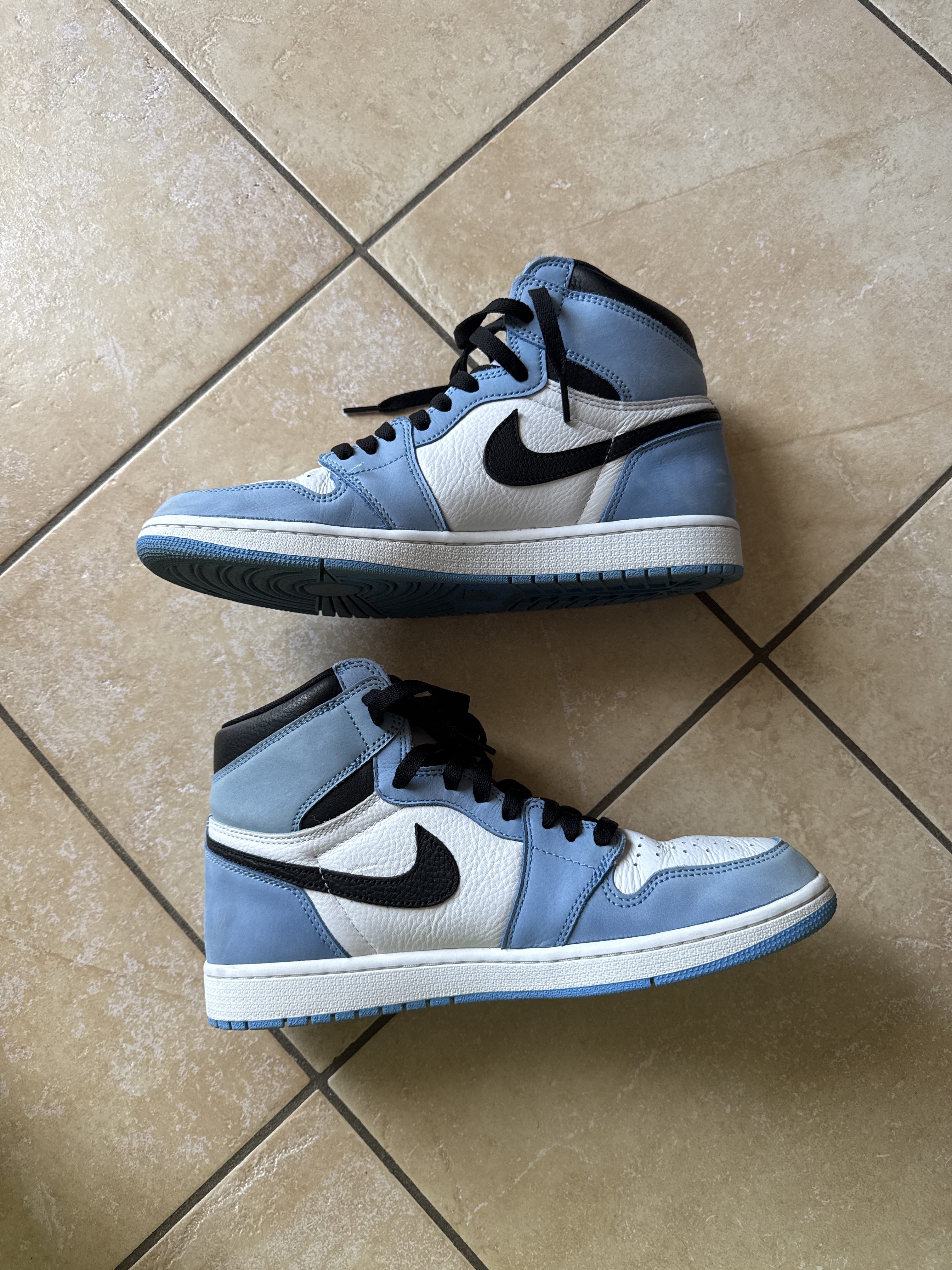 Air Jordan 1 Retro High 'White University Blue' (2021) photo 2