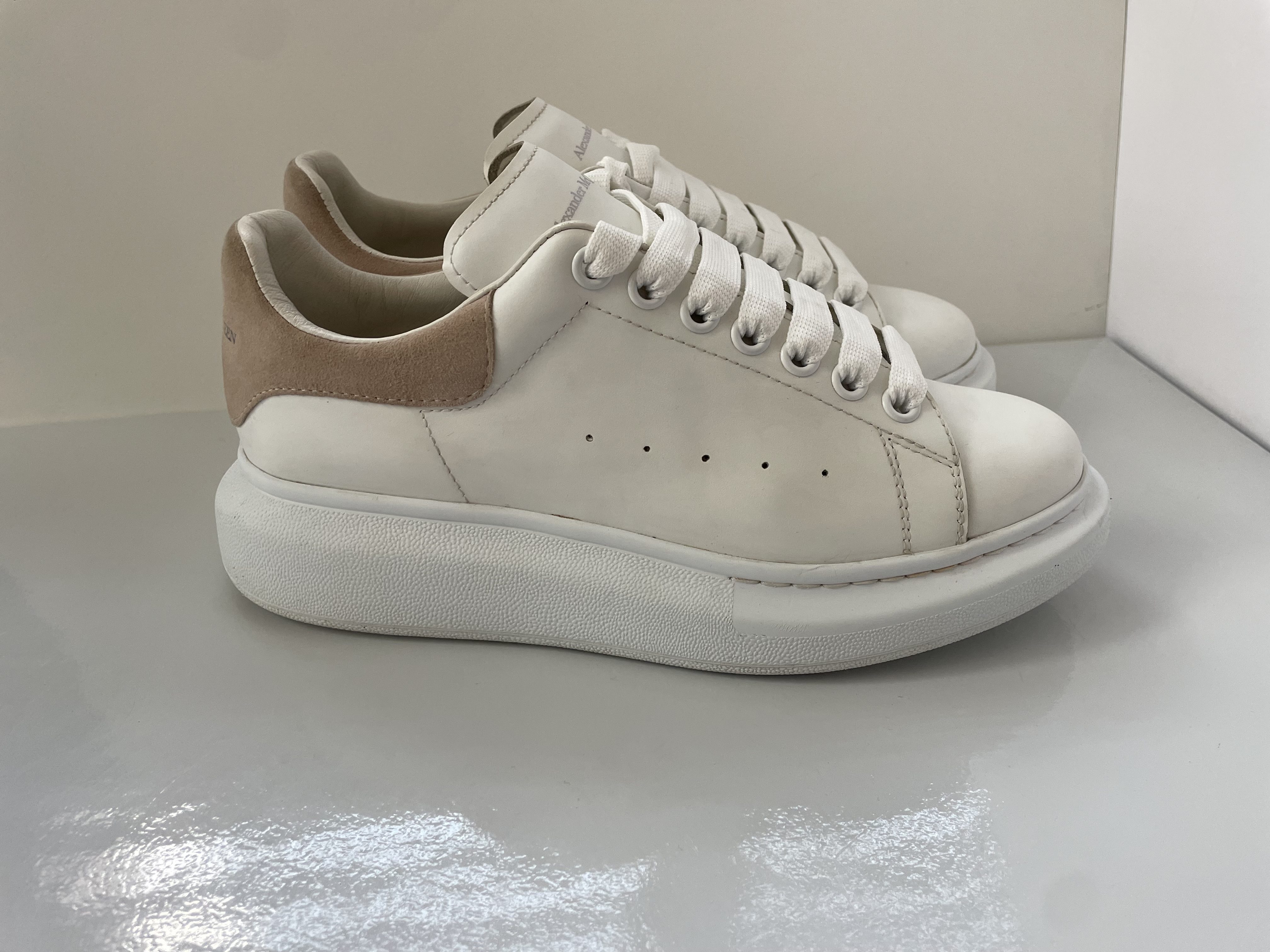Luxury Alexander McQueen Oversized White photo 2