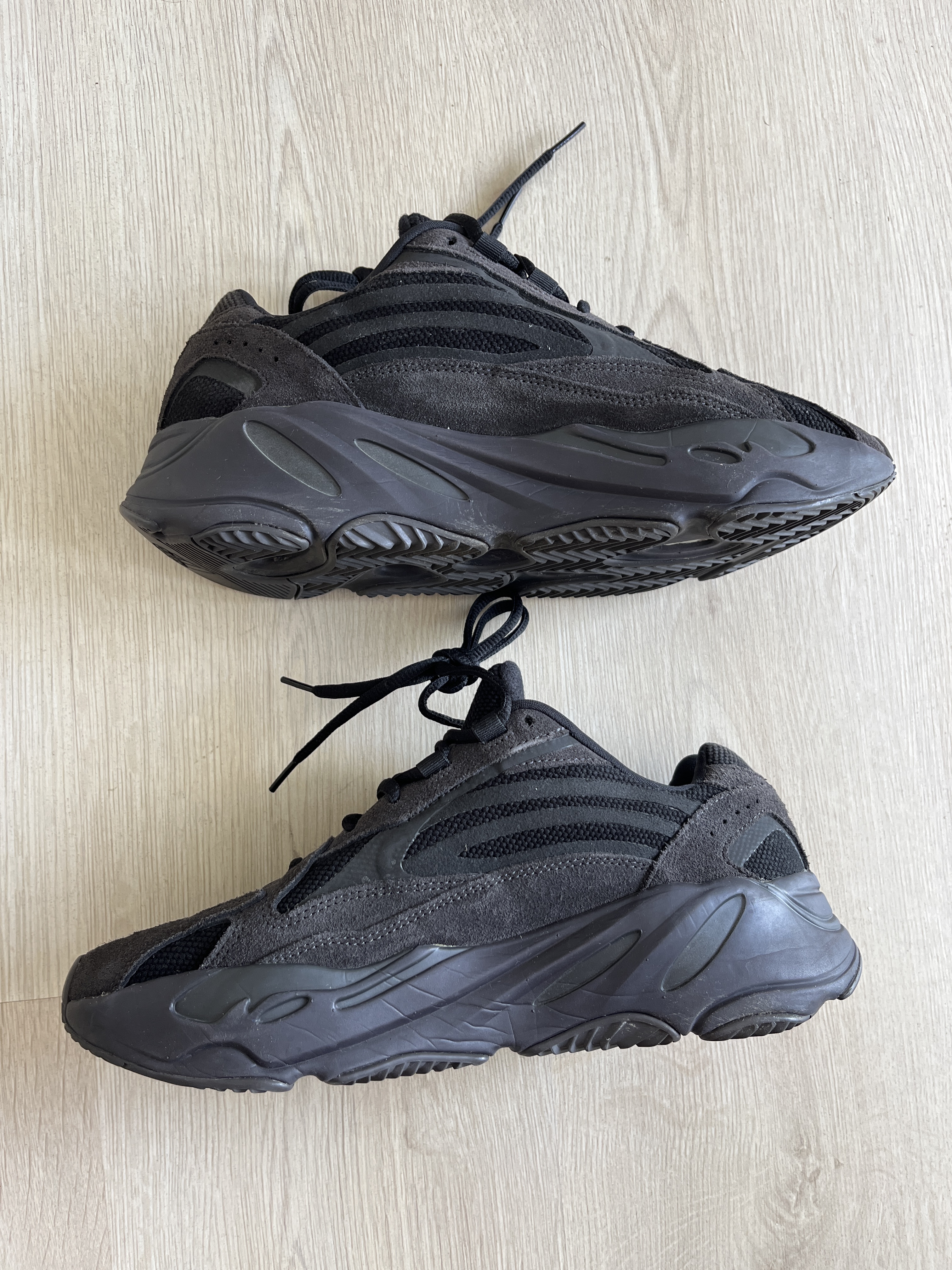 Yeezy Boost 700 V2 'Vanta' (2019) photo 2
