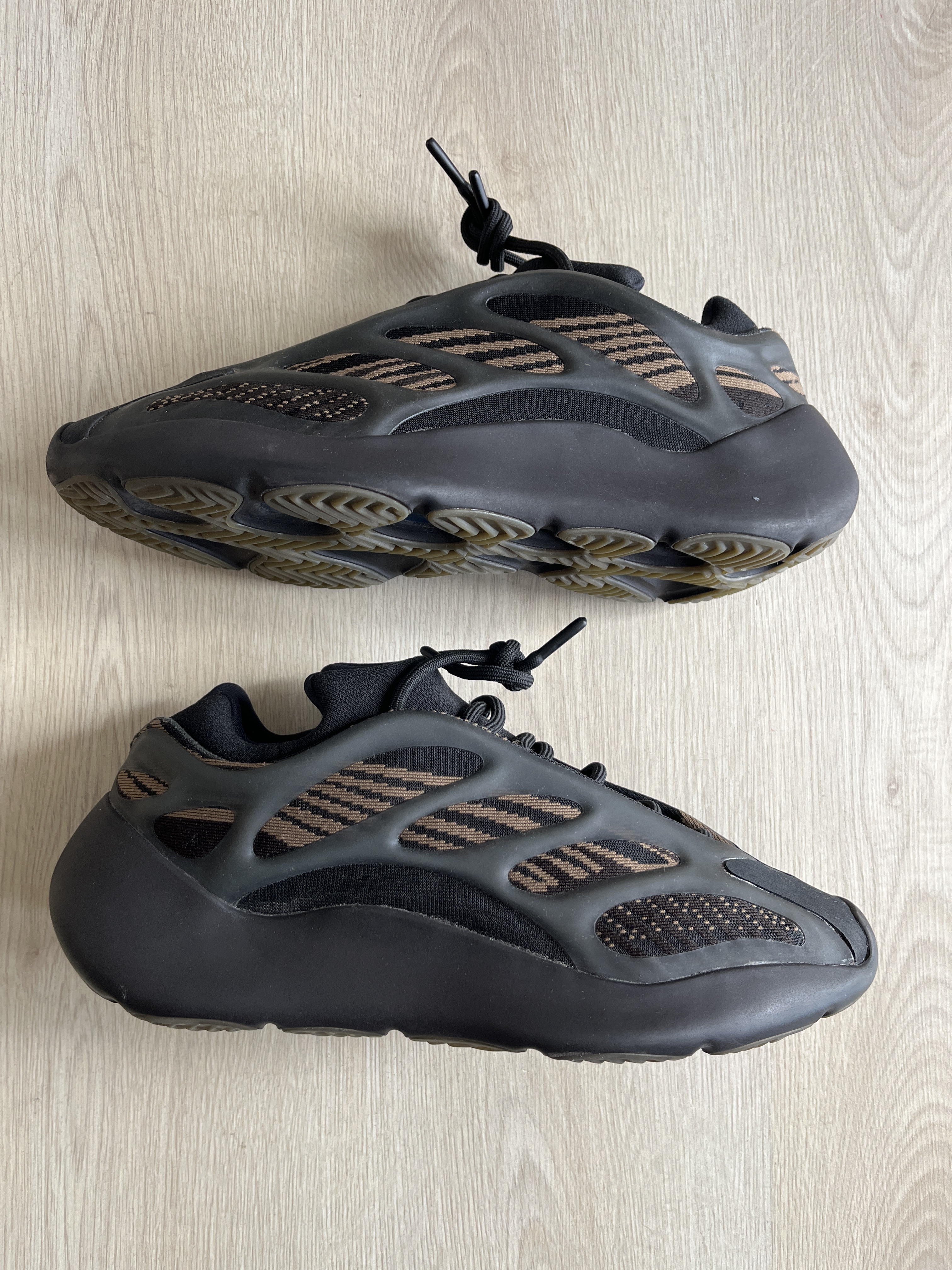 Yeezy 700 V3 'Clay Brown' (2020) photo 1