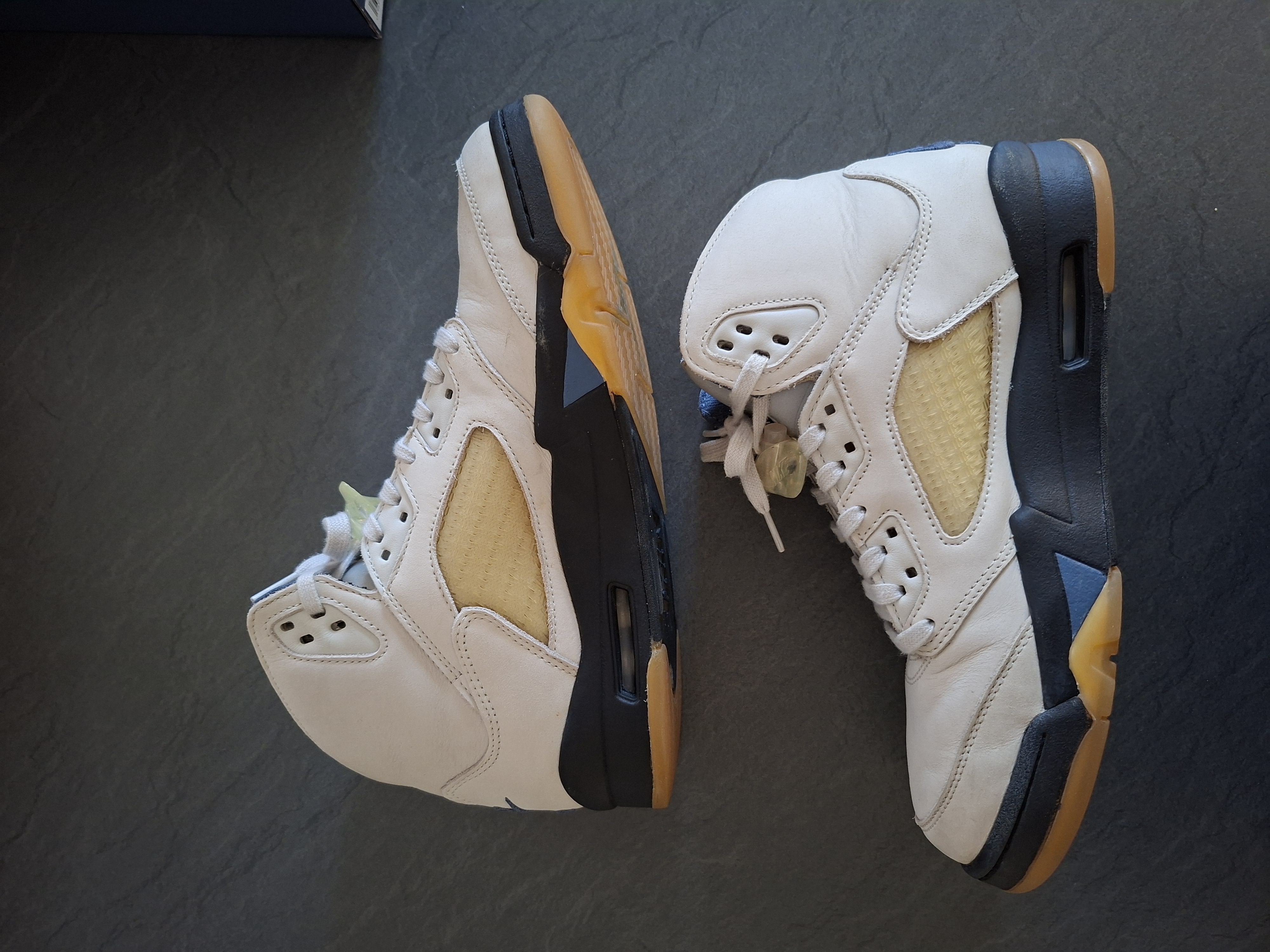 Air Jordan x A Ma Maniére 5 Retro WMNS 'Dawn' (2023) photo 2